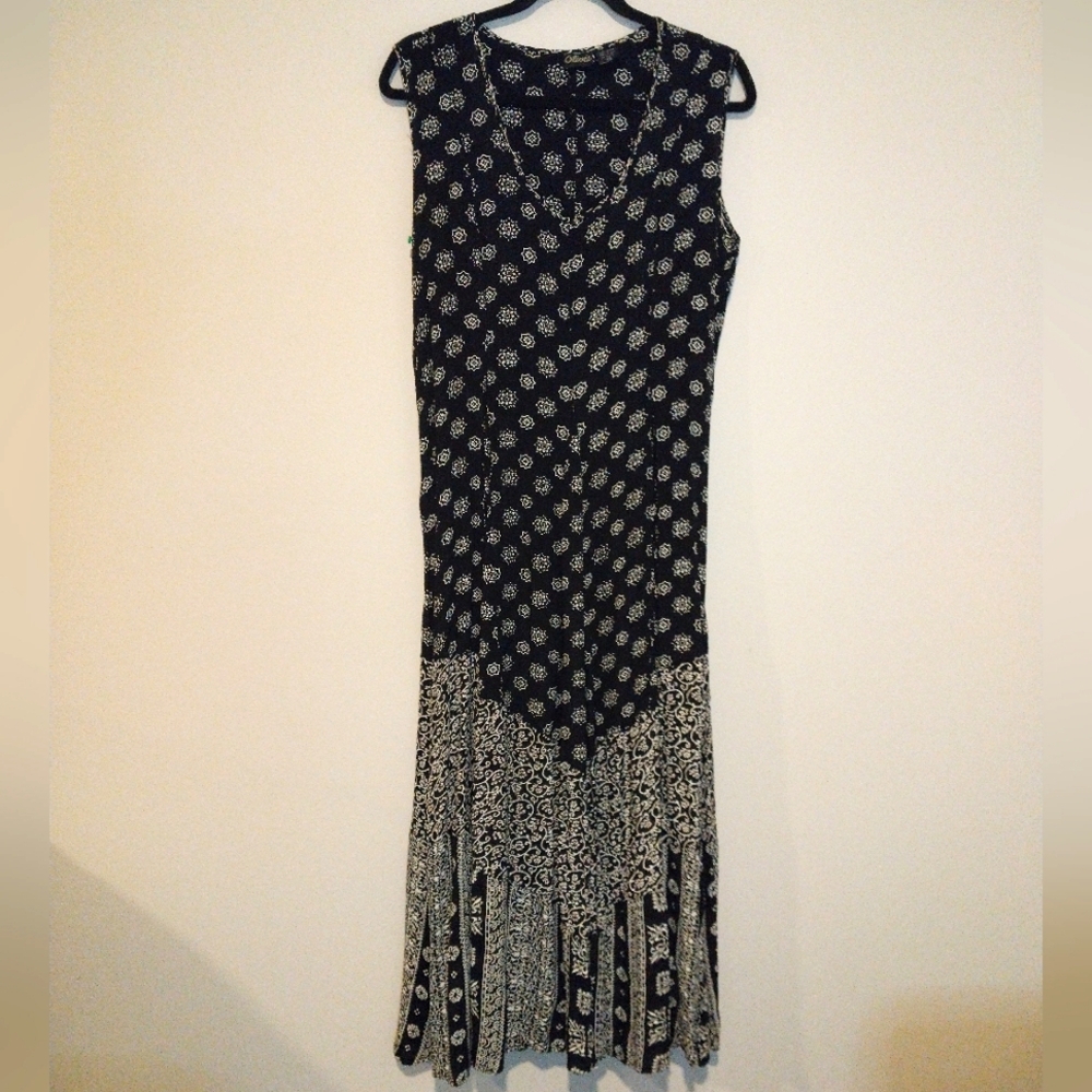 Olivia Y2K Black and White Geometrical Floral Sleeveless V-Neck Maxi Dress